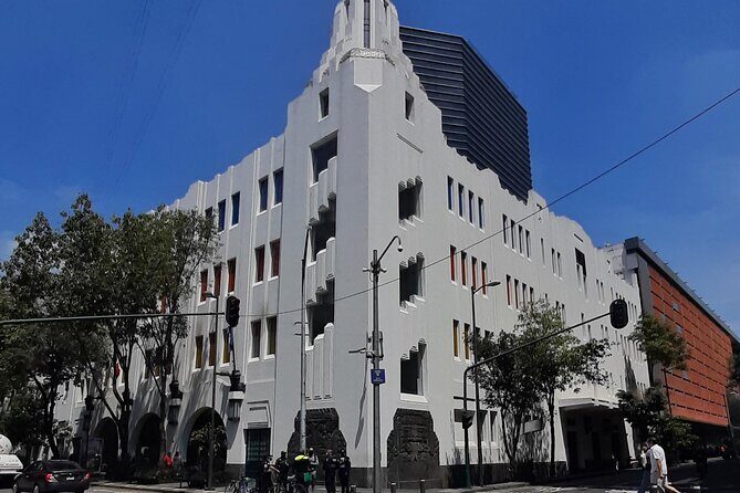 The revolution of the alebrije : popular art and Mexican identity - A Closer Look at the Experience