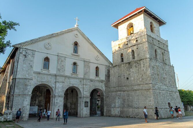 The tour of the must-see sites of Bohol - Key Points