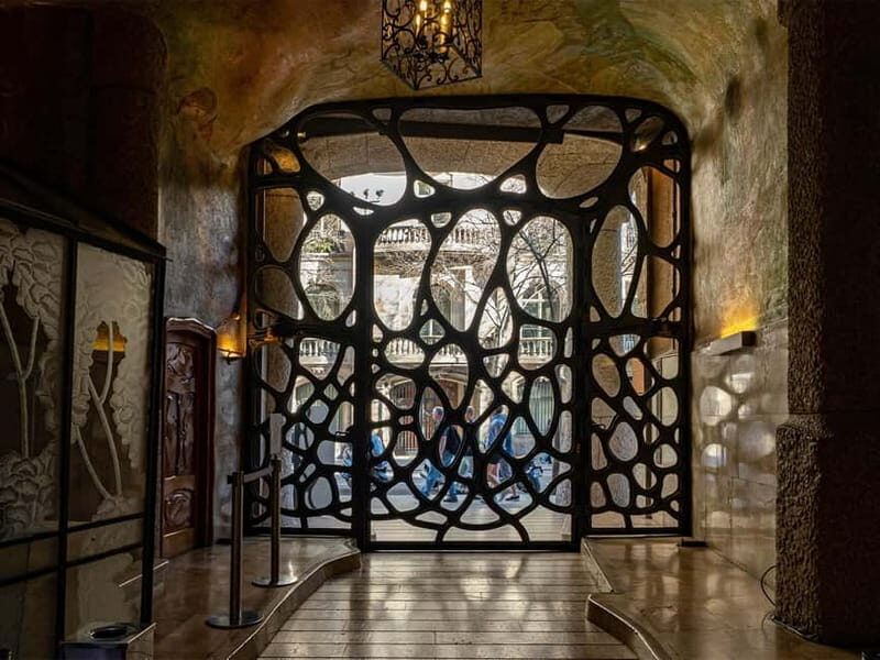 Tiquets & Guide: Lights and shadows of the Casa Milà - Antoni Gaudí - Barcelona - What We Love About This Tour