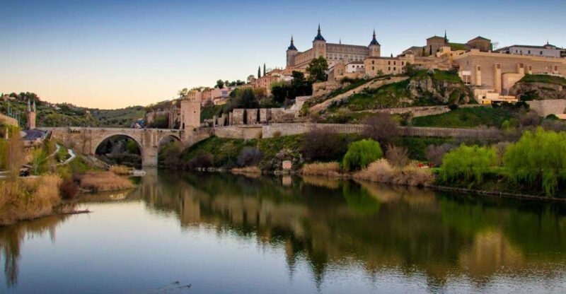 Toledo: Three Cultures Walking Tour in Spanish - Key Points