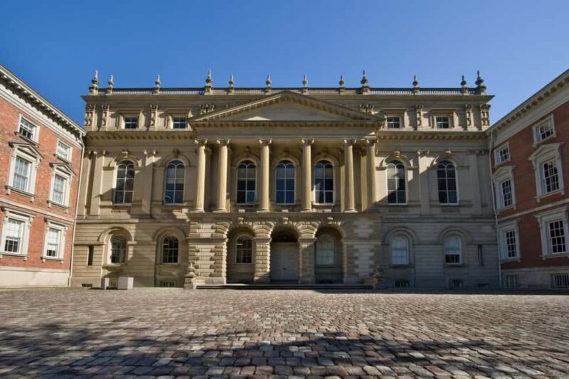 Toronto Couples Private Tour: Bustling Squares, Serene Parks - Who Should Consider This Tour?