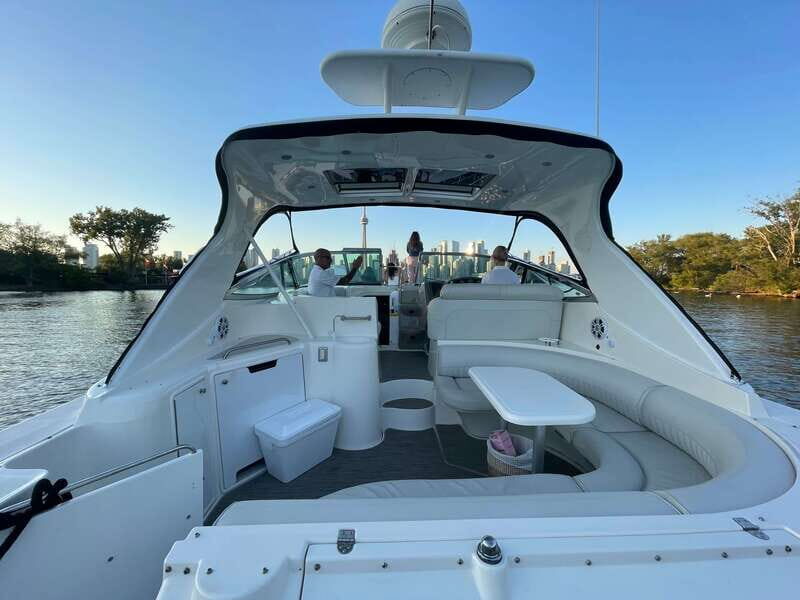 Toronto: Private Luxury Yacht Sightseeing Cruise & Prosecco - Key Points