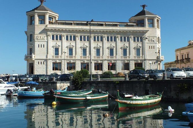 Tour of the island of Ortigia and exploration of sea caves with baths. - FAQ