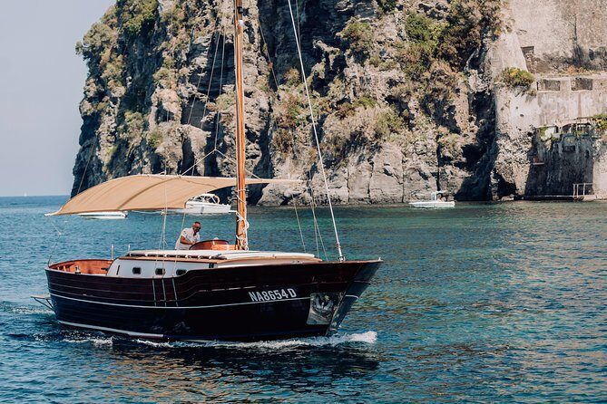 Tour of the island of Procida in a schooner - The Authentic Travel Experience