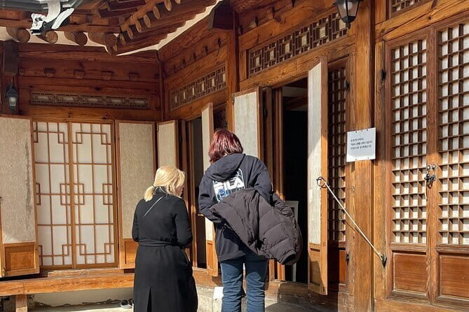 Tour Seouls oldest district with a storyteller from Bukchon - Key Points