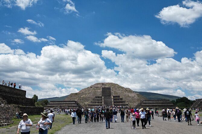 Tour to Teotihuacan with visit to ancient caves and CDMX transportation - Key Points
