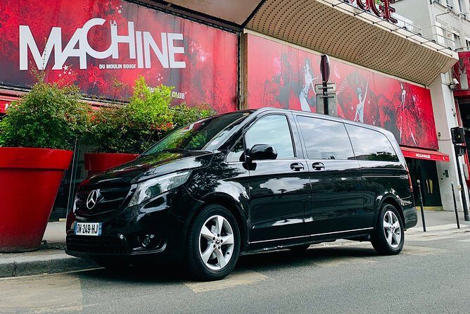 Tourist outing at the Moulin Rouge - An In-Depth Review of the Moulin Rouge Private Transfer Experience