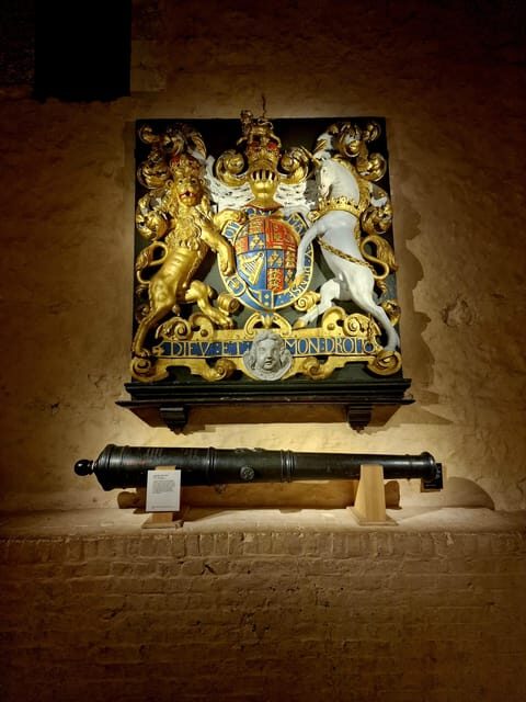 Tower of London Crown Jewels and English Royal History Tour - Exploring the Tower of London: A Walk Through History