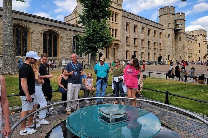 Tower of London Guided Tour with Beefeater Meet & Crown Jewels - What Travelers Say