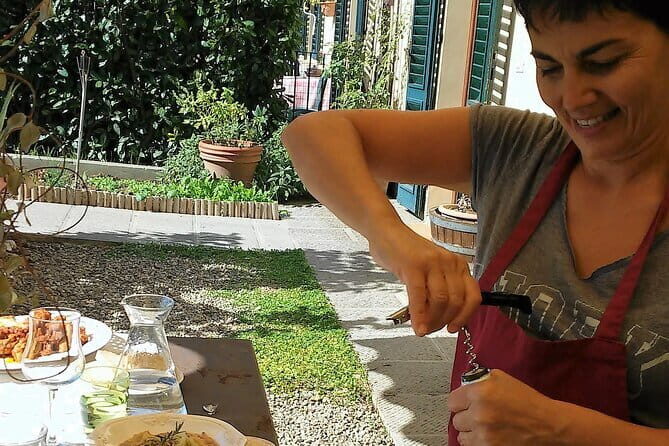 Traditional pasta rolling in an ancient Tuscan home - Key Points