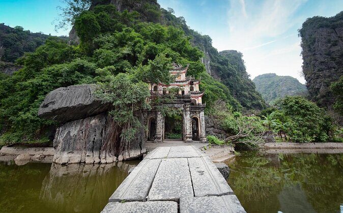Trang An Complex - Hoa Lu - Mua cave Daily Group Tour - Exploring the Trang An Complex, Hoa Lu, and Mua Cave: A Full-Day Adventure from Hanoi