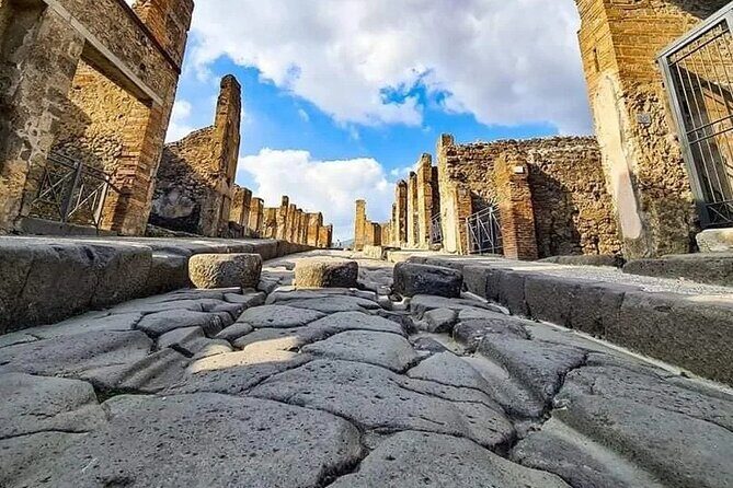 Transfer Naples airport/station to Sorrento with stop in Pompeii - Key Points