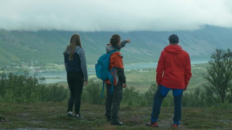 Tromsø: Lyngstuva Lighthouse Guided Hike with Lunch - The Coastal Trail to Lyngstuva Lighthouse