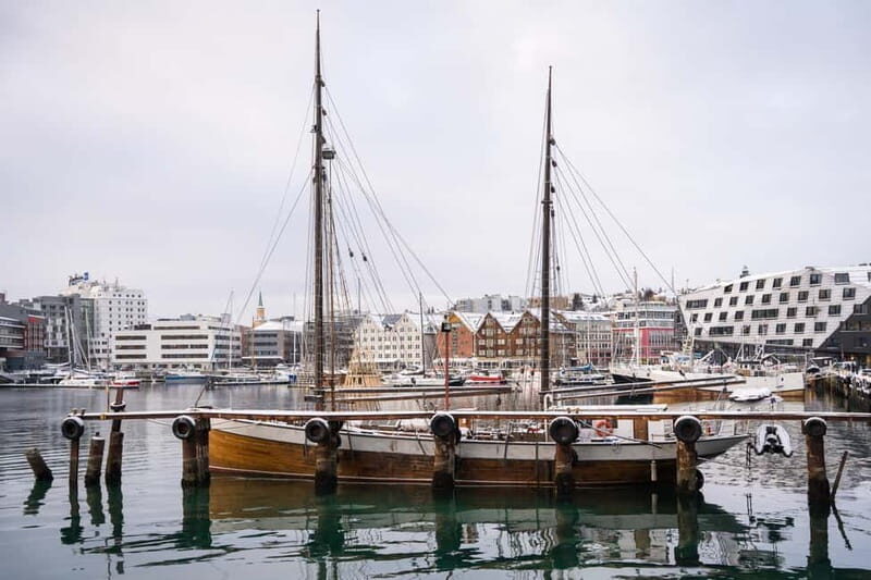 Tromsø: Spanish tour of the historic center and the Polar Museum - Returning Through Tromsø’s Streets