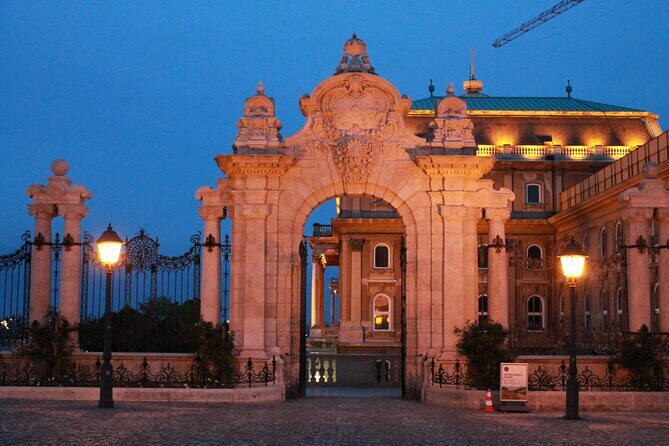 True Crime Walking Tour in the Buda Castle district - The Atmosphere and Visuals