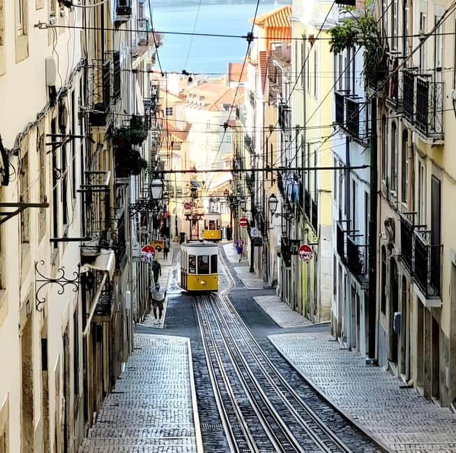 Tuk-Tuk sightseeing in lisbon(Old town) - Key Points