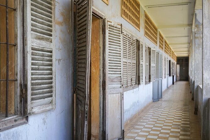 Tuol Sleng Museum and Russian Market Half-day Tour - Exploring the Serious Side: Tuol Sleng Genocide Museum
