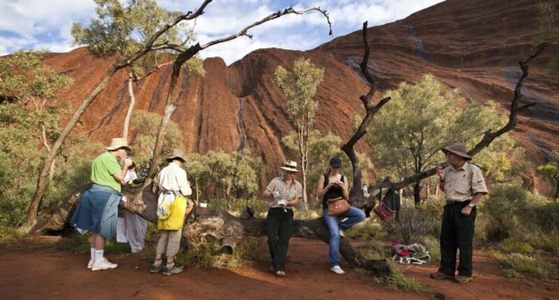 Uluru: Guided Trek of Uluru's Base in a Small Group - The Experience in Context