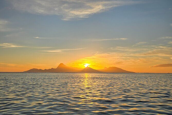 Unforgettable sunset against Moorea - An In-Depth Look at the Sunset Experience