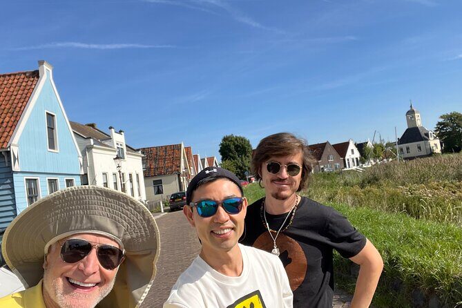 Unique Dutch villages Tour incl Boat & Hotel pick up - The Dreamy Canals of Giethoorn