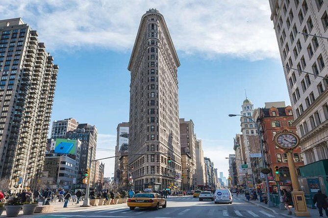 Upper and Lower Manhattan - Upper and Lower Manhattan: A Practical Tour through NYCs Iconic Neighborhoods