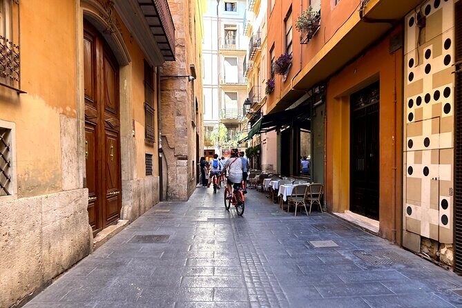 Valencia City Highlights in Guided Bike or E-Bike Tour - Starting Point and First Impressions