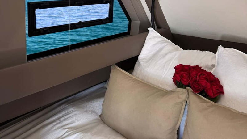 Valencia: Luxury boat ride with captain, drinks, and private bathroom - FAQ