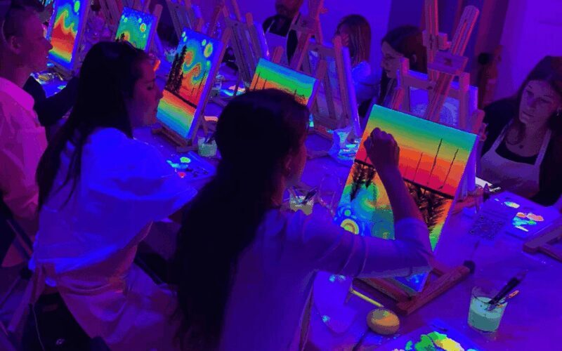 Valencia: Pinta un cuadro fluorescente y bebe vino - The Value Proposition