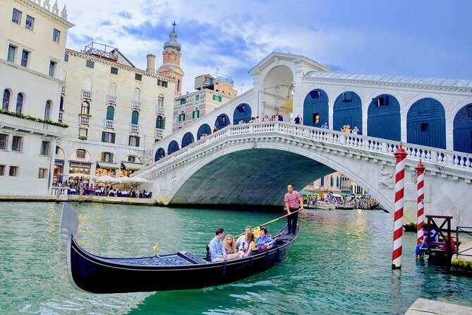 Venice: 30 min private Gondola Ride with Guide - A Closer Look at the Experience