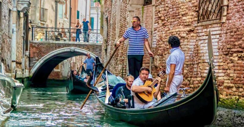 Venice: 30-Minute Gondola Ride on Grand Canal with Serenade - Key Points
