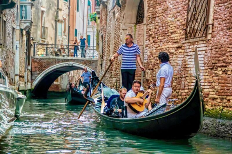 Venice: 30-Minute Gondola Ride on Grand Canal with Serenade - The Bottom Line: Who’s This Tour For?