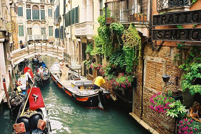 Venice Day Trip from Milan with Guided City Tour - Optional Gondola Ride: The Iconic Venice Experience