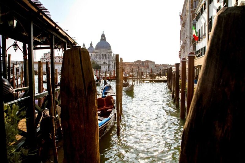 Venice: Gondola Ride with Live Guide or Audio Guide - Key Points