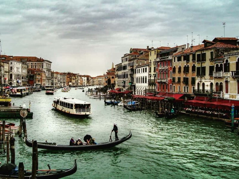 Venice: Gondola tour with live introductory commentary and audio guide - Key Points