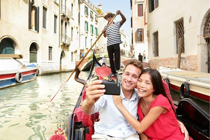 Venice Highlights with Local: Private Walking Tour & Gondola Ride - Starting Point and First Impressions