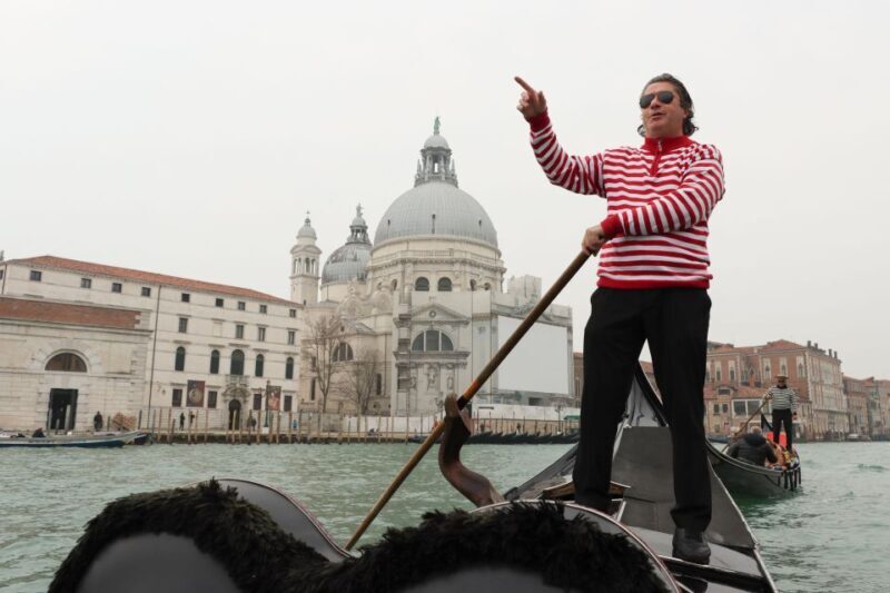 Venice: Shared Gondola Ride and Serenade - Key Points