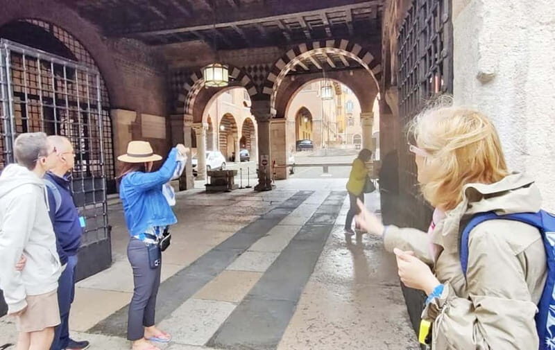 Verona: Walking Sightseeing City Tour with Local Guide - Key Points