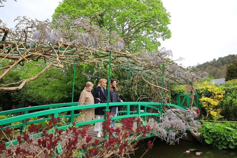 Versailles & Giverny from Paris PRIVATE TOUR with PHOTOSHOOT - A Scenic Drive to Giverny