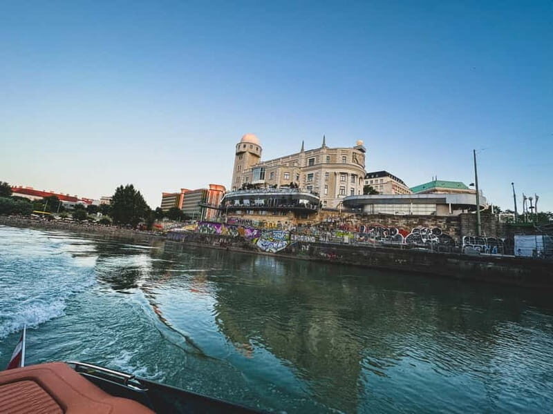 Vienna: Exclusive yacht trip on the Danube - An In-Depth Look at the Yacht Tour