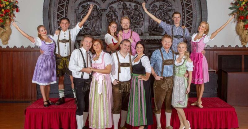 Vienna: Traditional Dinner Show at the Wiener Rathauskeller - Key Points