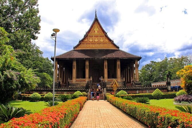 Vientiane Private Full-Day Tour with Buddha Park and Lunch - Key Points