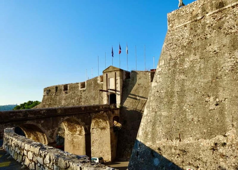 Villefranche Walking: Citadel, Old Town & Royal Port - The Charm of Villefranche-sur-Mer: What to Expect