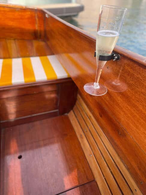 Vintage boat tour of Marseille Old Port for couples (1h) - FAQ