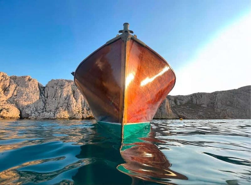 Vintage sunset boat tour of Marseille - small groups (2h) - Key Points