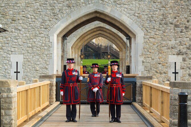 VIP Tower of London and Crown Jewels Tour with Private Beefeater Meet & Greet - What the Reviews Highlight