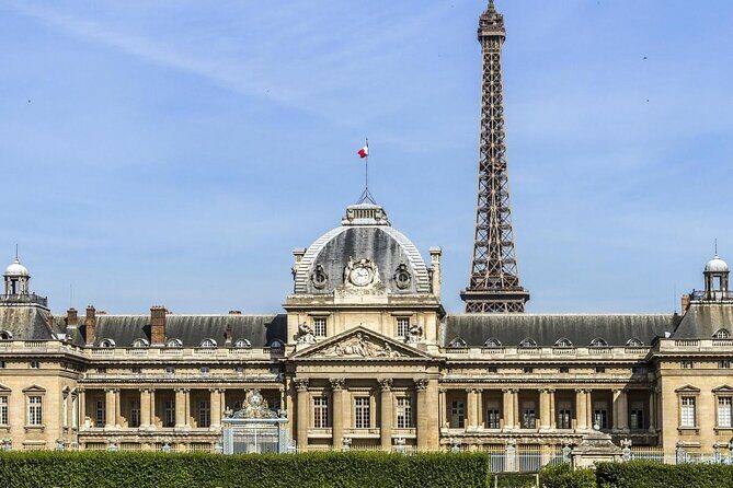 Virtual Reality Guided Tour at the Eiffel Tower - A Deep Dive into the Experience