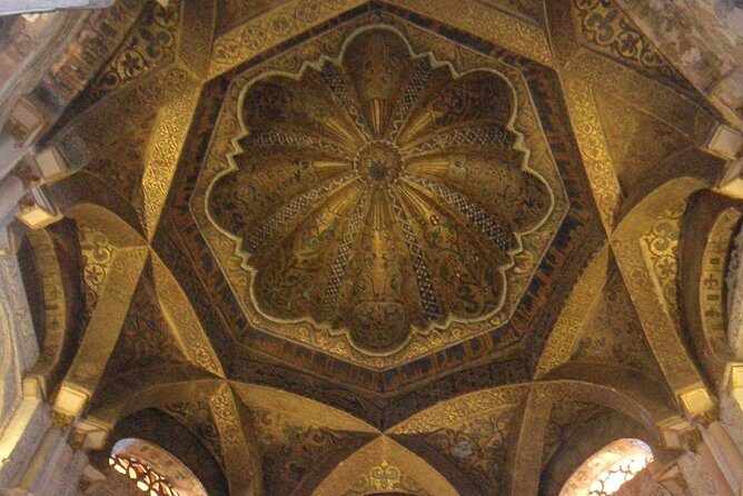 Visit Cathedral Mosque with official guide. Small groups - Key Points