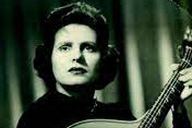 Visit Lisbon at night with dinner and Fados, on private tour - Key Points