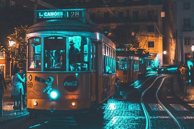Visit Lisbon at night with dinner and Fados, on private tour - FAQ