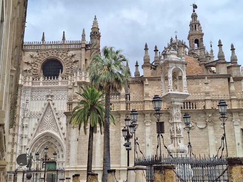 Visit to the cathedral, the Santa Cruz district and Plaza España - FAQ